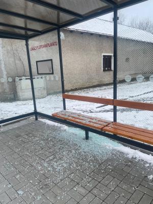 Rozbité sklo na zastávce na Kolín